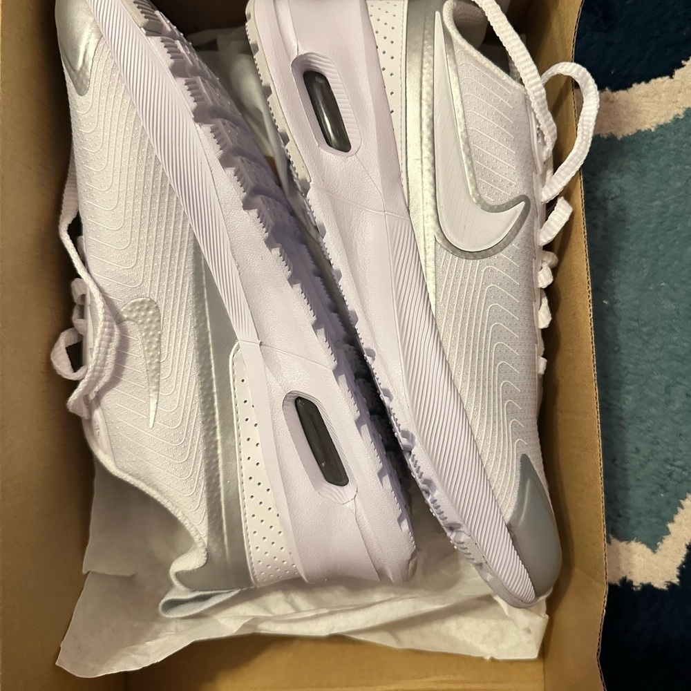 WOMEN'S NIKE AIR MAX NUAXIS RUNNING SHOES (WHITE)